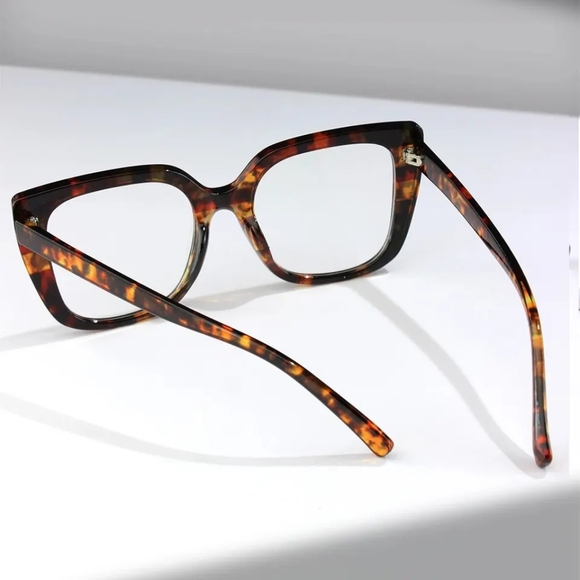 Classic Tortoiseshell Geometric Frame Fashionable Eyeglasses - Picture 5 of 5